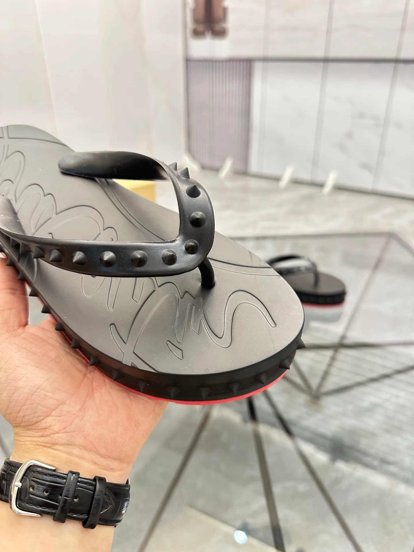 Men's shoes: 💰P320¥ Product trademark: CL red-soled shoes* "CL*" flip-flops Regular size: 38-44 (men's 45.46 can be customized) Product materials: imported cowhide upper, professional 5D craftsmanship, high-end rivets, sheepskin lining, original outsole. Number: 789